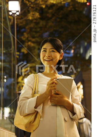 タブレット　待ち合わせ　夜　アフター5　デート　ショッピング　女性　ビジネスウーマン　若い女性 27676121