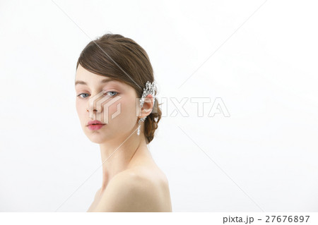ブライダルビューティーショット 外国人女性 イヤーカフ ブライダルビューティーショット 外国人女性 イヤーカフ 27676897