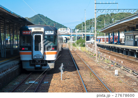 鳥羽駅プラットホームと快速みえ 27678600