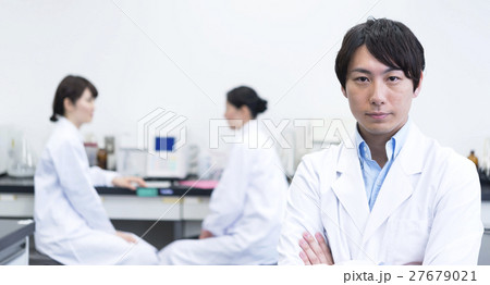 研究室 カメラ目線で腕組みをする白衣を着た男性 研究室 カメラ目線で腕組みをする白衣を着た男性 27679021