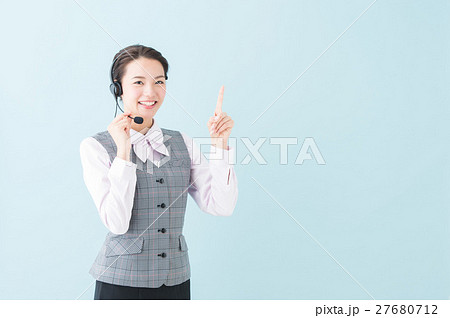 コールセンター 女性(青背景) コールセンター 女性(青背景) 27680712