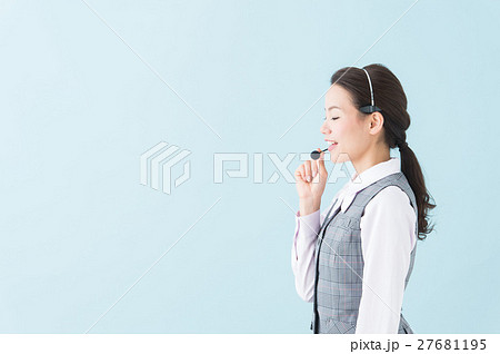 コールセンター 女性(青背景) コールセンター 女性(青背景) 27681195