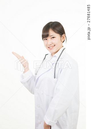 白衣の女性 27681485