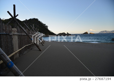 西伊豆雲見の砂浜、後方に富士山 西伊豆雲見の砂浜、後方に富士山 27687194