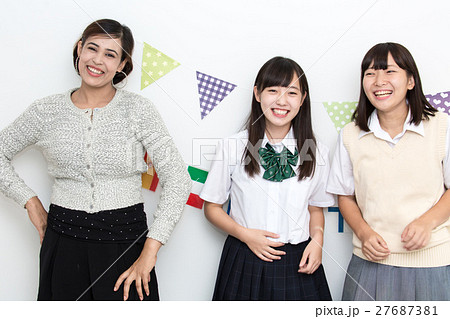外国人女性と女子学生 外国人女性と女子学生 27687381