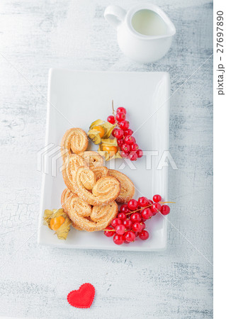 Heart-shaped biscuits wiith sugar and cinnamon  27697890