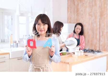 主婦　キッチン　三世代 27697915