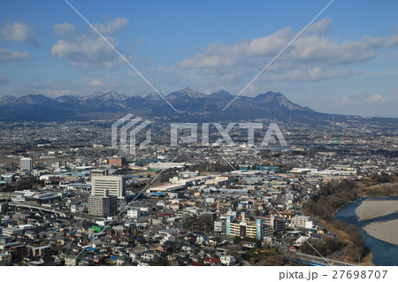 榛名山と街並み（群馬県） 27698707