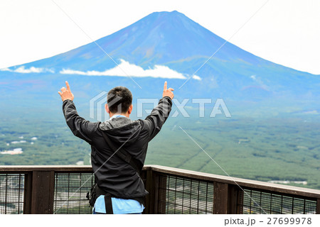 Back of Asian tourists with Mount Fuji, Japan Back of Asian tourists with Mount Fuji, Japan 27699978