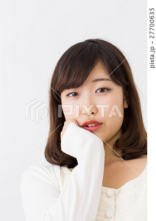 悩む女性 27700635