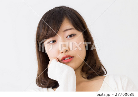 悩む女性 悩む女性 27700639