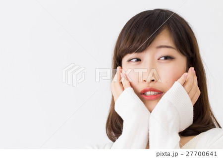 悩む女性 27700641