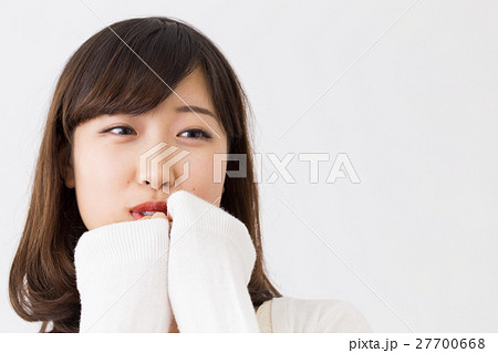 悩む女性 悩む女性 27700668