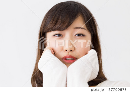 悩む女性 27700673