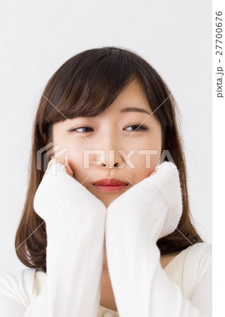 悩む女性 27700676
