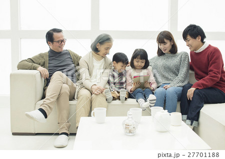 ソファーに座ってタブレットPCを使う3世代家族6人 ソファーに座ってタブレットPCを使う3世代家族6人 27701188
