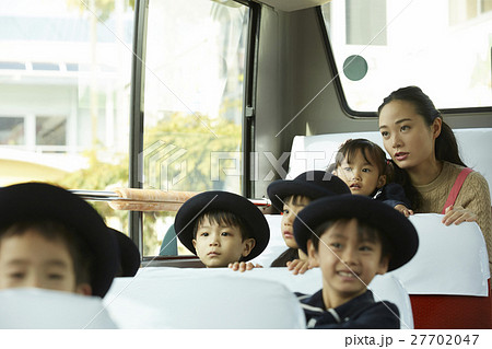 通園バスに乗る園児たち 27702047