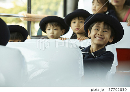 通園バスに乗る園児たち 27702050