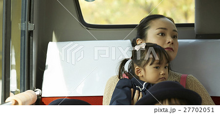 通園バスに乗る園児たち 27702051