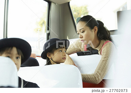 通園バスに乗る園児たち 通園バスに乗る園児たち 27702073