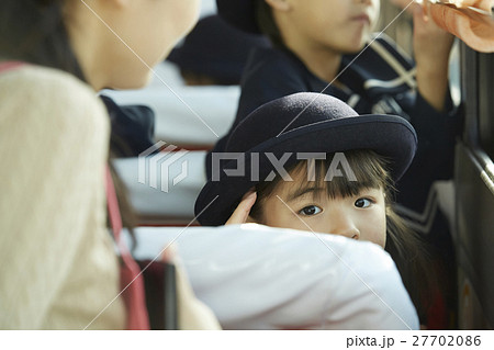 通園バスに乗る園児たち 27702086
