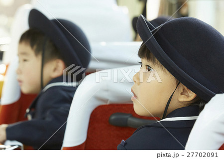 通園バスに乗る園児たち 27702091