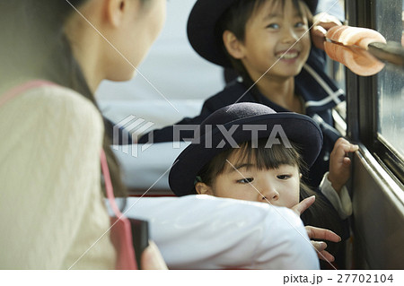 通園バスに乗る園児たち 27702104