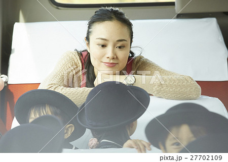 通園バスに乗る園児たち 27702109