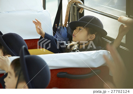 通園バスに乗る園児たち 27702124