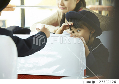 通園バスに乗る園児たち 27702126