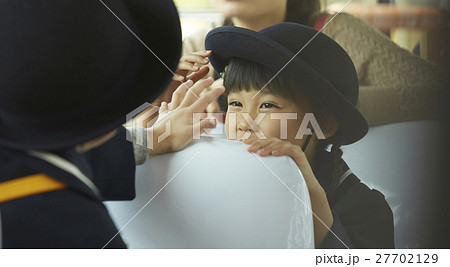 通園バスに乗る園児たち 27702129