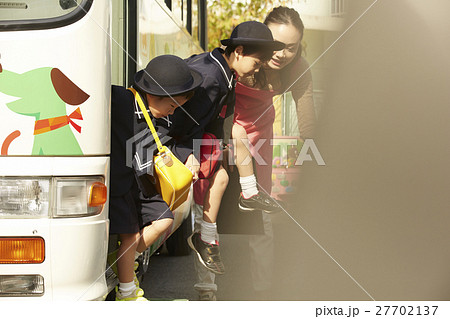 通園する園児たち 27702137