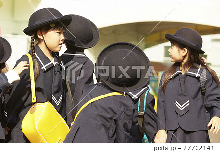 通園する園児たち 27702141