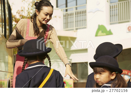 通園する園児たち 通園する園児たち 27702156