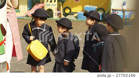 通園する園児たち 27702166