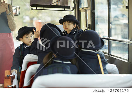 通園バスに乗る園児たち 27702176