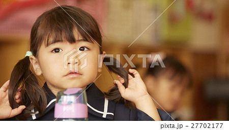 水筒を持つ女の子 水筒を持つ女の子 27702177
