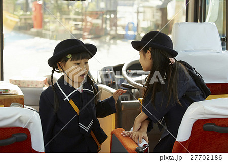 通園バスに乗る園児たち 27702186