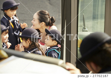 通園する園児たち 27702187