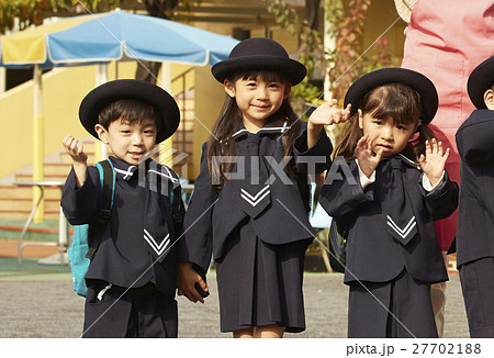 通園する園児たち 27702188