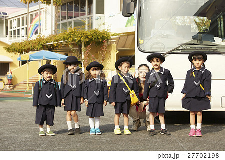通園する園児たち 27702198