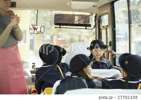 通園バスに乗る園児たち 27702208