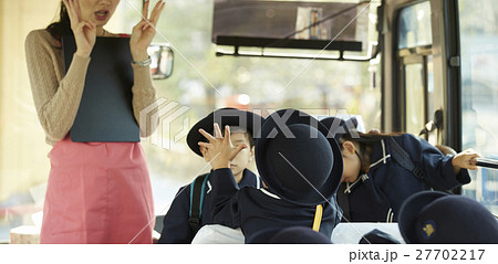 通園バスに乗る園児たち 通園バスに乗る園児たち 27702217