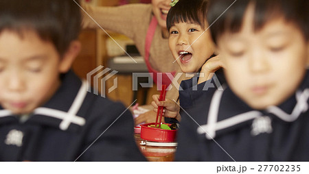 ランチタイムの園児 27702235