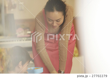 ランチタイムの園児 27702279