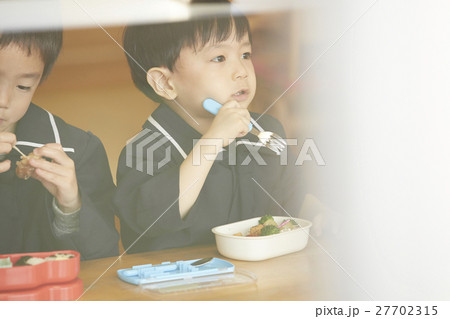ランチタイムの園児 ランチタイムの園児 27702315