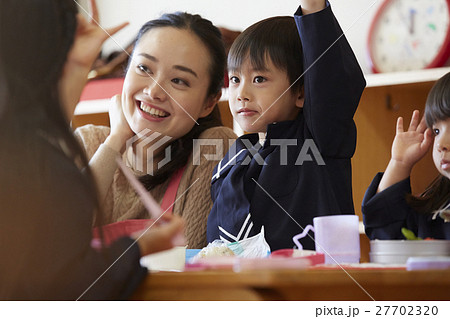 ランチタイムの園児 27702320