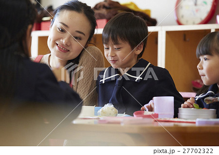 ランチタイムの園児 27702322