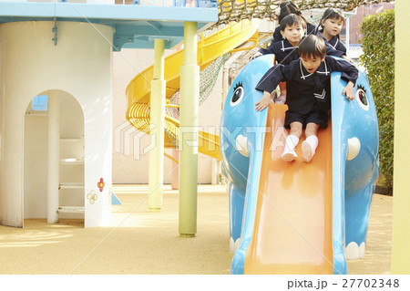 遊具で遊ぶ園児 27702348