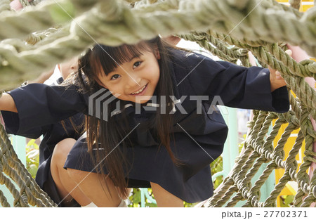 遊具で遊ぶ園児 27702371